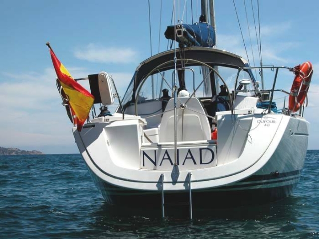 velero naiad en alta mar
